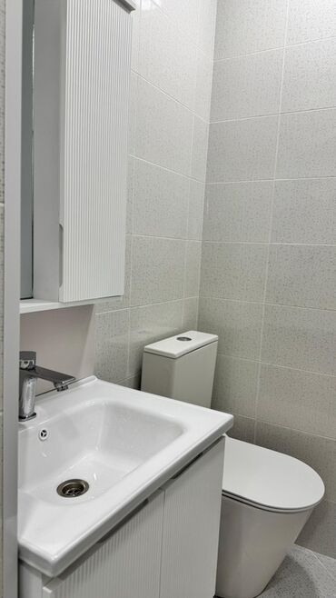 Digər kommersiya daşınmaz əmlakı: İcarəyə təqdim olunan kommersiya sahəsi - İşıqlı, minimalistik — 9