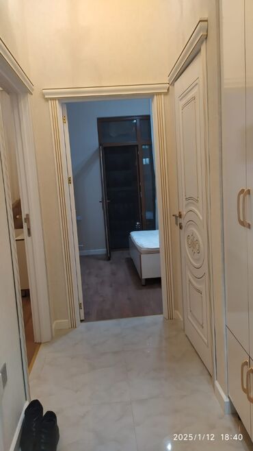 Uzunmüddətli kirayə mənzillər: Mənzil 2-otaqli studiya mənzildir, tam təmirli və tam əşyalidir. Evdə — 15