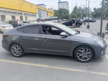 машины до 5000 долларов: Элегантный седан Hyundai Elantra в современном дизайне, идеально