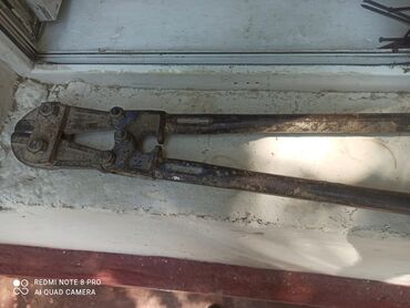 Qayçılar, bıçaqlar: Metal kəsən alət müxtəlif materialları kəsmək üçün nəzərdə tutulub