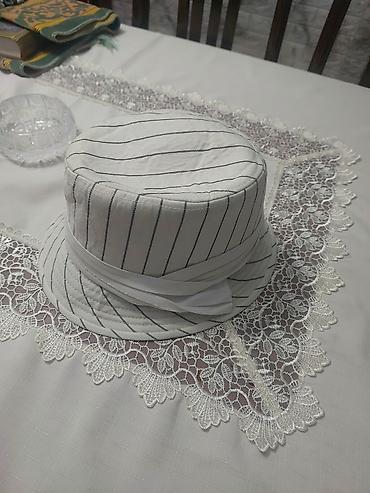 yun qadın şap şapları: Ağ rəngli, incə boz zolaqlı qadın şlyapası. - Model: dar torlu üst — 3