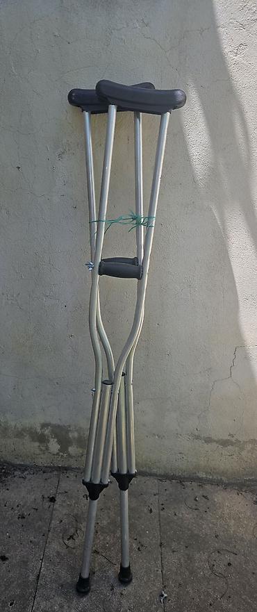 Yerimək üçün arabalar, çəliklər, əsalar, rollatorlar: Alüminium qoltuqaltı ağaclar (1 cüt) - Yüngül və möhkəm alüminium — 1