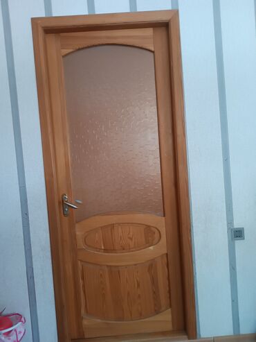 Tavan: Temiz taxta qapidir. Yaxşi veziyyetdedir. Çerçiveyle birlikde. Unvan