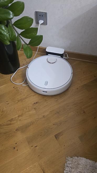 robot tosoran: Ağıllı robot tozsoran – ağ rəngdə, dairəvi korpuslu, dok-stansiya — 2