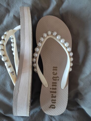 артопедическая обувь: Шлепки сланцы с бусинами новые 
размер 36на узкую ногу 
цвет молочный