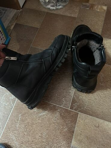 Кроссовки и спортивная обувь: Продаю обувь на мальчика, 37 размер. Все в отличном состоянии. Цена — 13