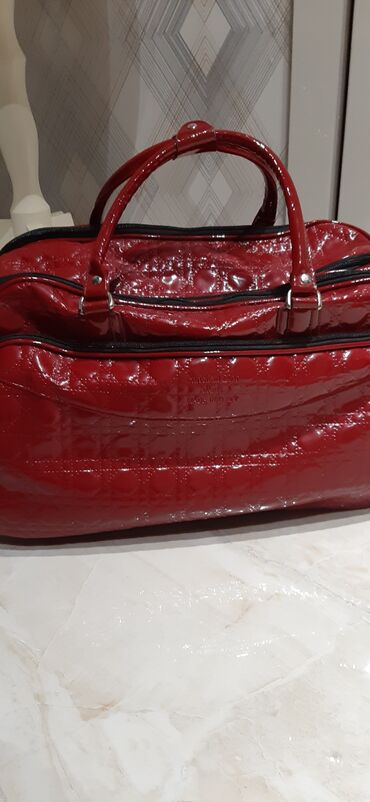 Çamadanlar: Parlaq qırmızı rəngdə, dəbli görünüşlü çantası. Qısa tutacaqları var — 2