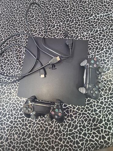 PS4 (Sony Playstation 4): PlayStation 4 Slim konsolu dəsti Xüsusiyyətlər: - Model: PS4 Slim — 3