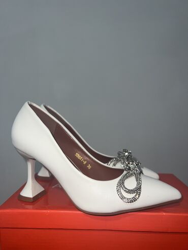 Женская обувь: Туфли Размер: 36.5, цвет - Белый