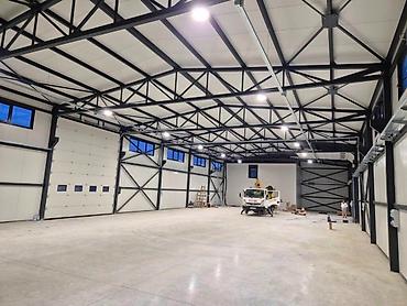 rent: Izdaje se hala u Industriskoj zoni Jovanovac, površine 650 kvm na 68 — 3