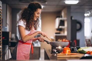 услуги поваров: Ищем повар для гостевого дома. Надо готовить только завтраки оплата