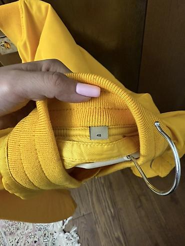 bomber kurtka: Burberry bomber gödəkçə – parlaq sarı rəngdə. Xüsusiyyətlər: - Brend — 4