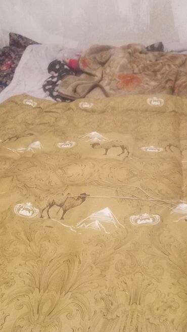 черно белое постельное белье: Комплект для спальни: 1) Теплое стеганое одеяло карамельного цвета. -