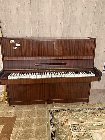 Upright pianino – “Belarus” markalı - Korpus: parlaq qəhvəyi taxta