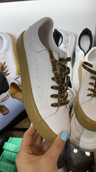 новые кроссовки: Корейский кеды фирма Dodo.остались 2 размера.38 и 39.с.Беловодское