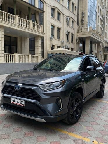 runx alex: Автомобиль Toyota RAV4 серого цвета с гибридной силовой установкой