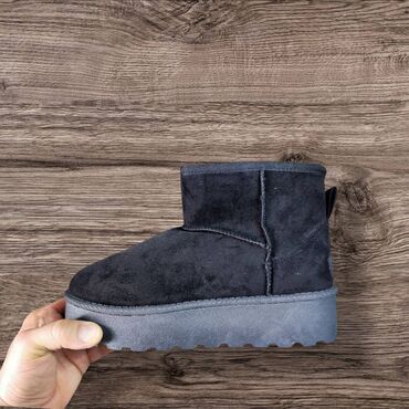 Ugg čizme: Ugg dečije čizmice crne krem kamel NOVO Novo Brojevi 35 do 36 fb — 10