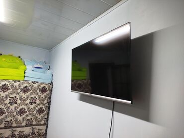 телевизор 24 дюйма: LED телевизор с плоским экраном, диагональ примерно 43–50". Тонкие