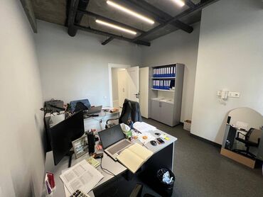 Ofislər: Xətai metrosunun yanında 16 mərtəbəli binanın 2-ci mərtəbəsində 5 otaq — 8