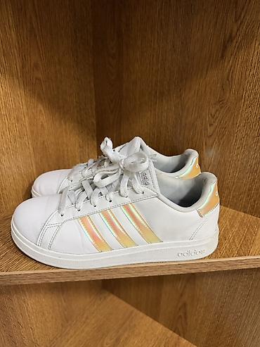 Qadın ayaqqabıları: Adidas ağ rəngli idman ayaqqabısı - Model: Adidas Court/Grand Court — 1
