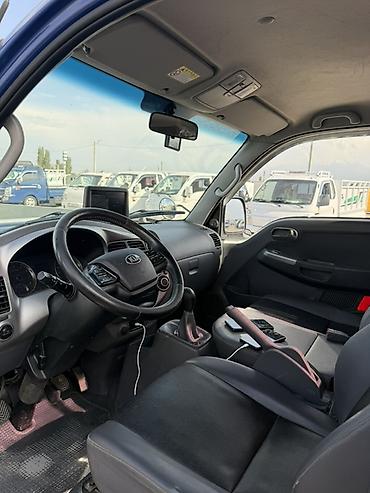 буксир: Kia Bongo III (K-Series) — компактный бортовой грузовик синего цвета — 3