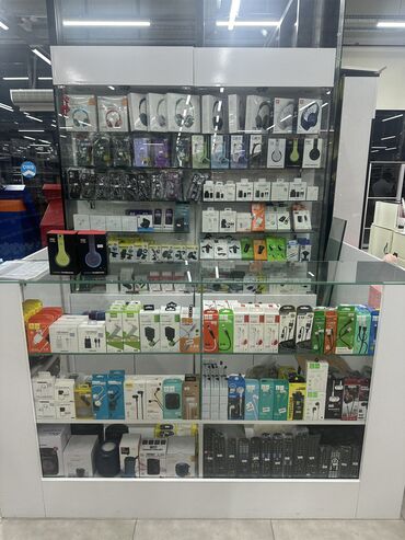 Hazır biznes: Araz marketdə telefon aksesuarları vitrini hazır biznes kimi satılır