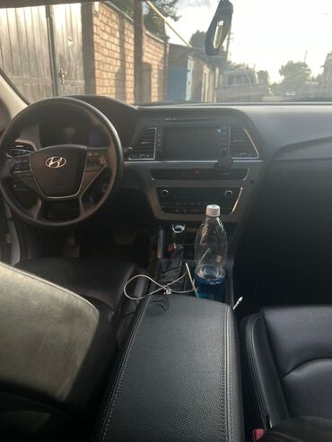 гадание с бумажками под подушкой: Панель приборов автомобиля Hyundai Sonata, выполненная в сером цвете