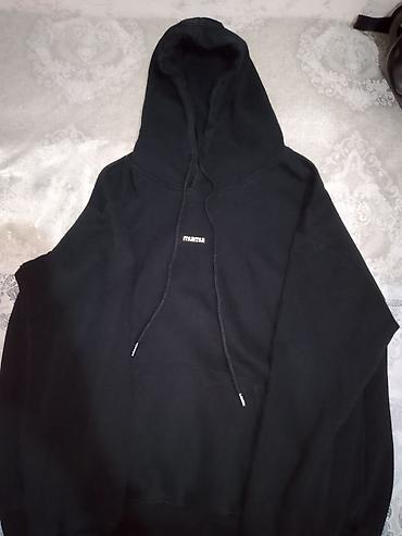 yaz koftalari: Qara rəngli kapüşonlu sviter (hoodie). Ön hissəsində kiçik ölçülü — 1