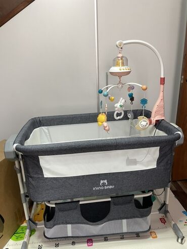 детская кроватка geoby: Детская кроватка Ining Baby серого цвета с белыми вставками и мобилем