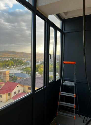 пластиковые окна на балкон: Система остекления балкона с черным профилем обеспечивает панорамный