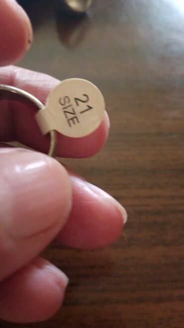 Üzüklər: Kişi üzükləri poladdan, gümüşdən hec seçilmir. Giyməti bir ədədinə — 10