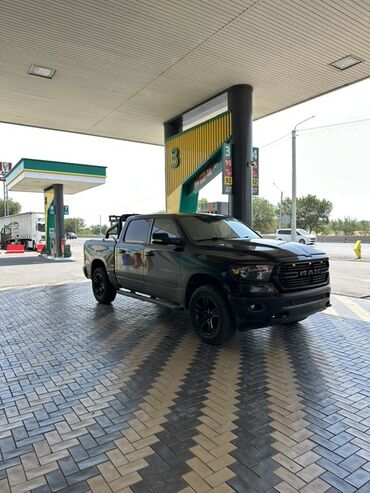 додж дюранго: Черный пикап DODGE RAM 1500, модель 2019 года, 5.7 литров, раздельные