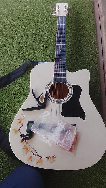 Гитары: Акустическая гитара с вырезом (cutaway), цвет корпуса — белый с — 2