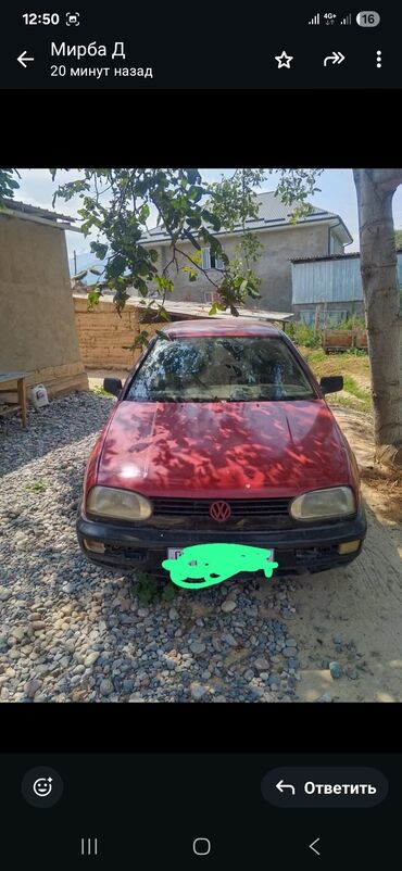 фара на поло: Автомобиль Volkswagen Golf III красного цвета. Видны характерные фары