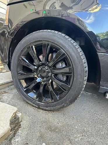 bmw diski type 0: Range Rover üçün 4 ədəd orijinal qara rəngli yüngül lehimli disklər və — 4