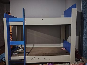 İki mərtəbəli uşaq çarpayısı - Rəng: ağ və mavi kombinasiya - Korpus