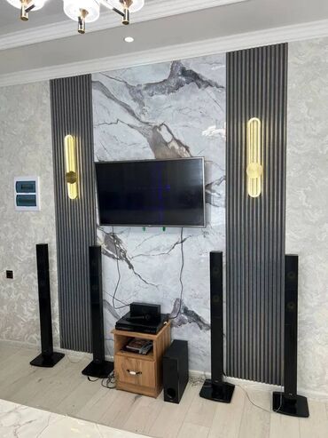 Посуточная аренда домов: Просторный дом с современной отделкой и благоустроенным двором. - — 1