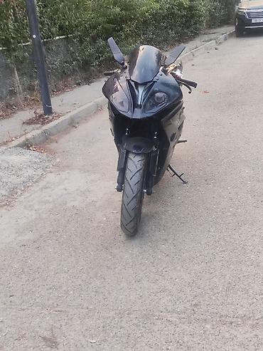 Sport motosiklet – RR üslubunda, qara-ağ gövdə, trikolor