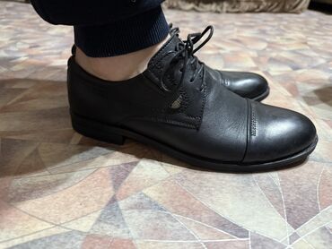 срочно продаю в связи с переездом: Эркектердин туфлиси, 41, Жаңы, түсү - Кара, Өзү алып кетүү