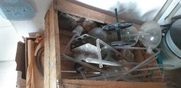генераторная лампа: Набор новых и б.у. стеклянных лабораторных принадлежностей, включающий
