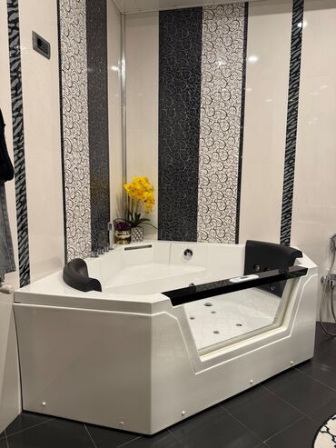 kəndir ip: Hidromassajlı künc vanna – şüşə panel və rəqəmsal idarəetmə ilə -