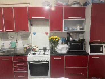 кухонный гар: Кухонный гарнитур, цвет - Красный, Б/у