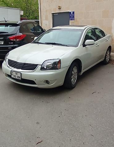 mitsubisi: Mitsubishi Galant sedan Xüsusiyyətlər: - Kuzov: ağ rəngli sedan, 4 — 2