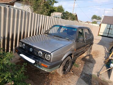 субаро машина: Хэтчбек Volkswagen Golf серого цвета, припаркованный на грунтовой