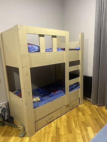 Iki mertebe uwaq yatagi diktinin ustunde qupkada dowek kimi