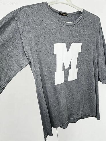 balıqcı geyimi: Boz rəngli uniseks T‑shirt Razmer : xl - Ön tərəfdə iri ağ “M” çapı - — 2
