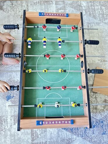 конги из игры в кальмара: Продаю Настольный футбол в деревянном корпусе обеспечивает
