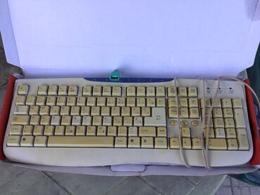 Tastatura za kompjuter totalno ispravna