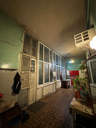 Binalar: Tarixi mərkəzdə yerləşən küçə mənzərəsi olan kommersiya obyektləri və — 14