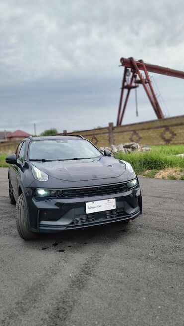 Lynk & Co 01 — это компактный кроссовер в черном исполнении